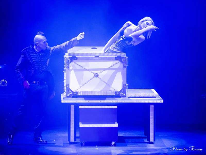 '- Pole Crush Illusion - thumbnail
